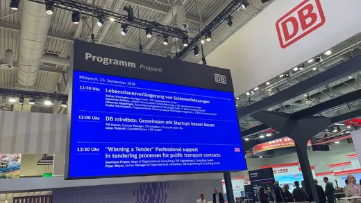 Programmtafel am DB-Stand der InnoTrans mit dem Gesprächstermin „DB mindbox: Gemeinsam mit Startups besser bauen“ mit Till Hetzer und Jonas Wolpold