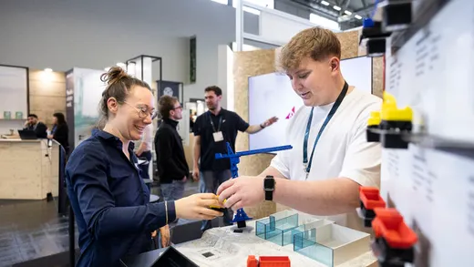 Gespräch am BII-Messestand auf der DigitalBAU mit einem haptischen Bauablaufmodell