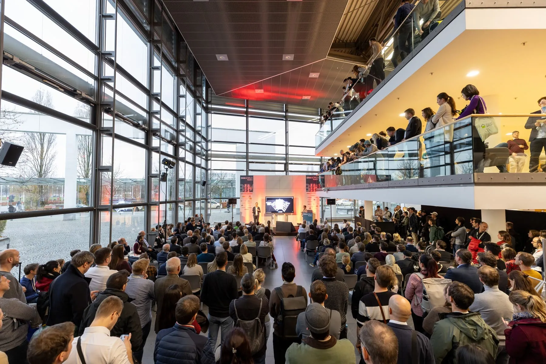 Voller Congress-Saal mit Publikum vor der Bühne im ICM München