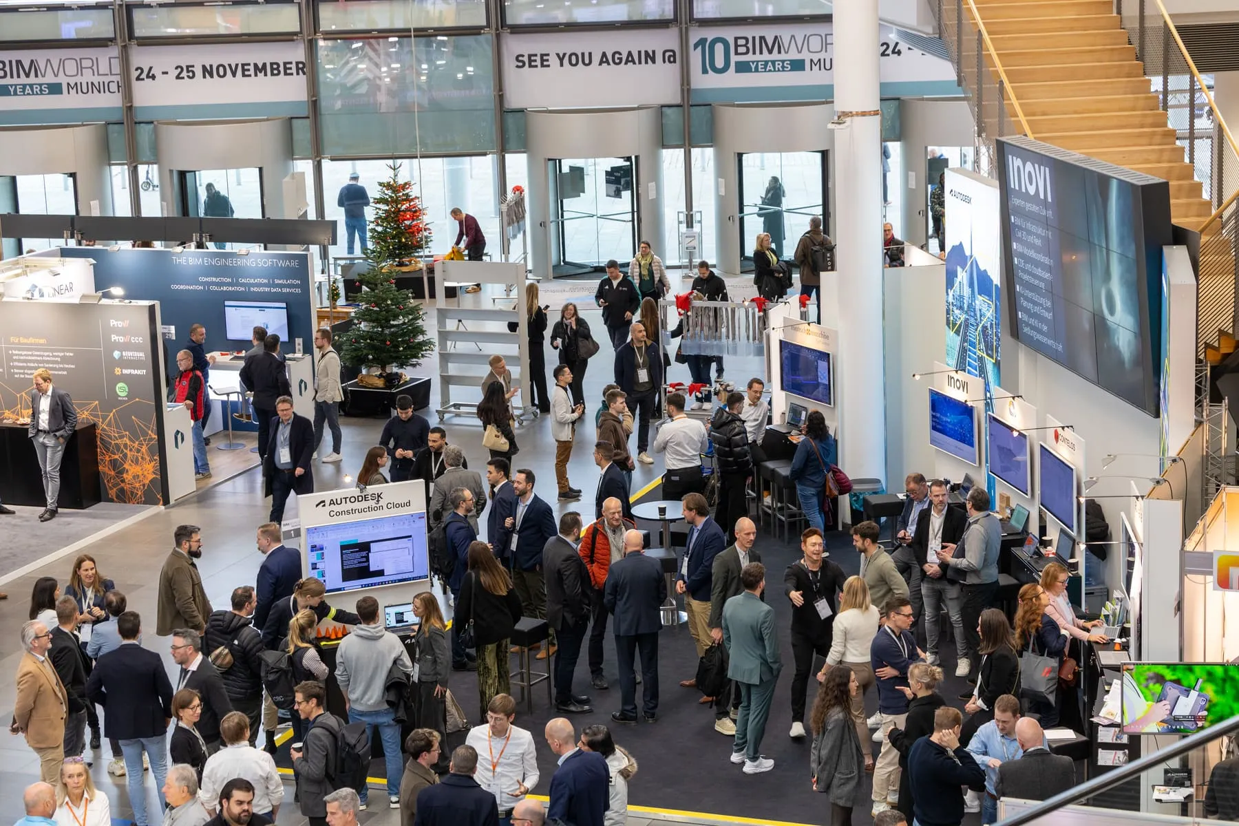 Blick von oben ins belebte Foyer des ICM während der BIM World MUNICH 2025