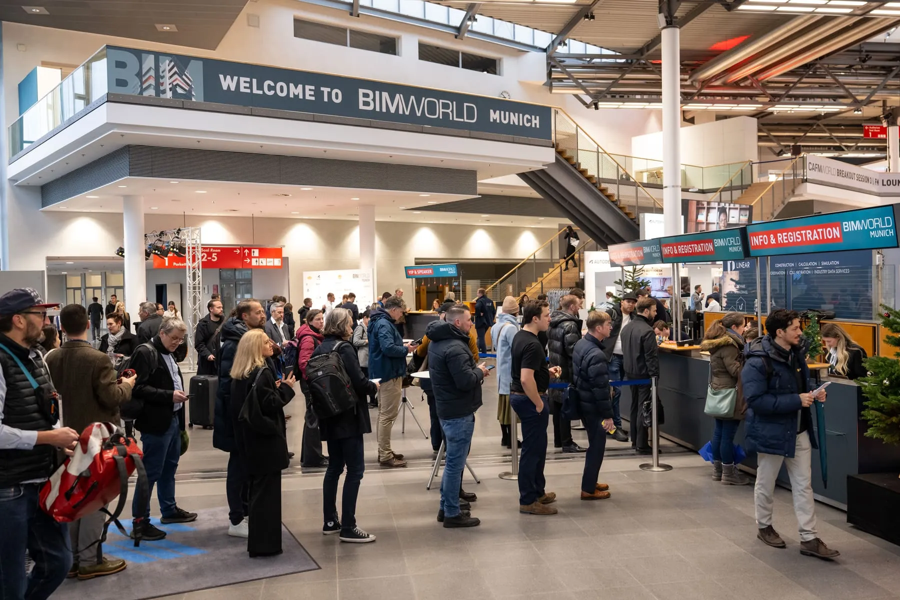 Besucherandrang im Eingangsbereich der BIM World MUNICH 2025 unter dem Welcome-Banner