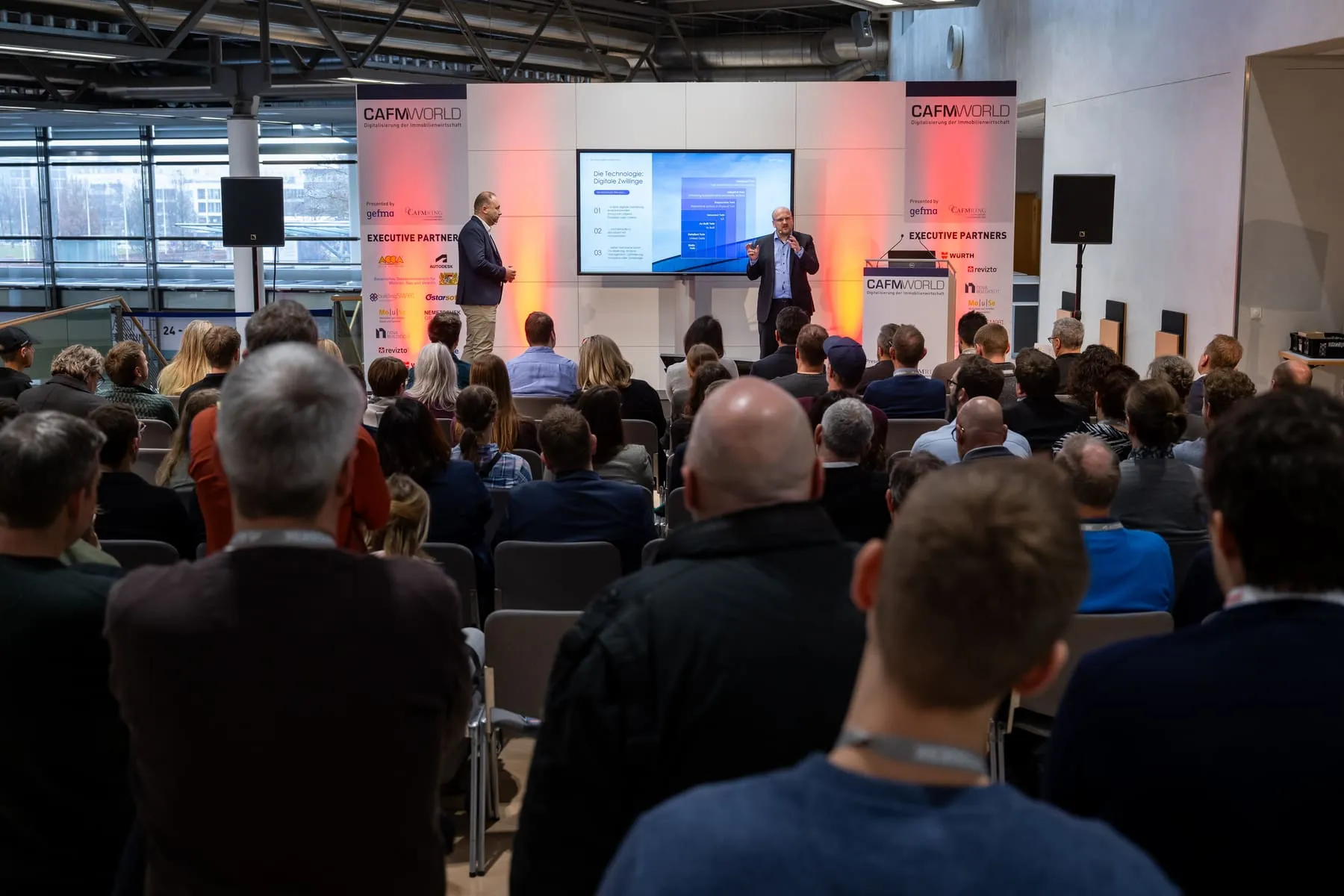 Vortrag auf einer Congress-Bühne der BIM World MUNICH 2025 vor vollem Saal