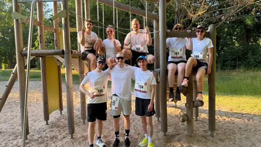 BII-Team in Laufkleidung mit Startnummern beim WVV-Firmenlauf