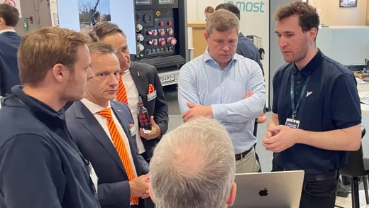 BII-Mitarbeiter erklärt Besuchern am Simulationsstand auf der InnoTrans ein Projekt am Laptop