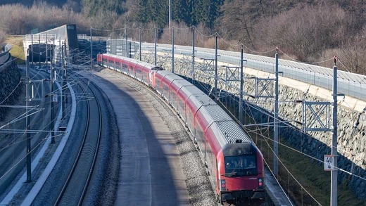 Premierenfahrt am Koralmtunnel: ein ÖBB-Railjet erreicht das Ostportal des Tunnels