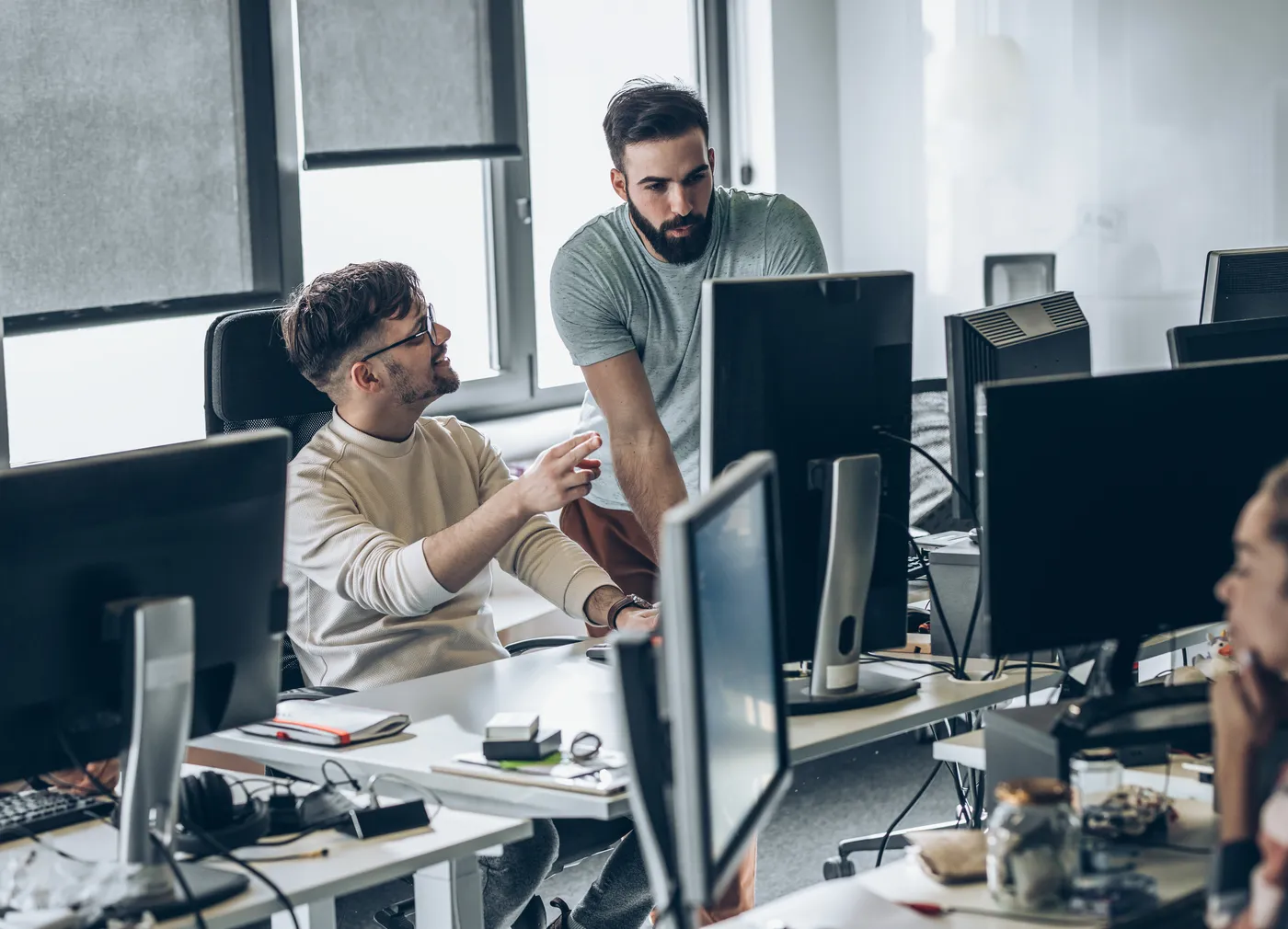 Planer/Ingenieur am BIM-Modell, Bildschirm mit 3D-Modell