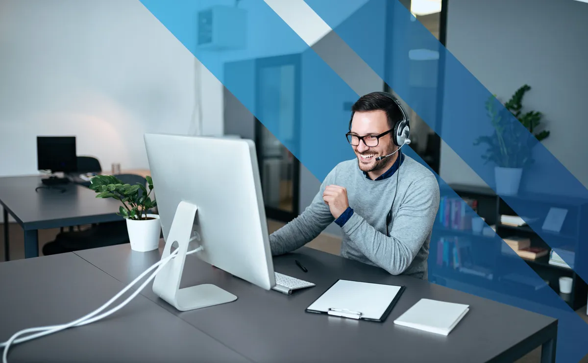 Process Engineer am Rechner, gemeinsame Bauablauf-Optimierung