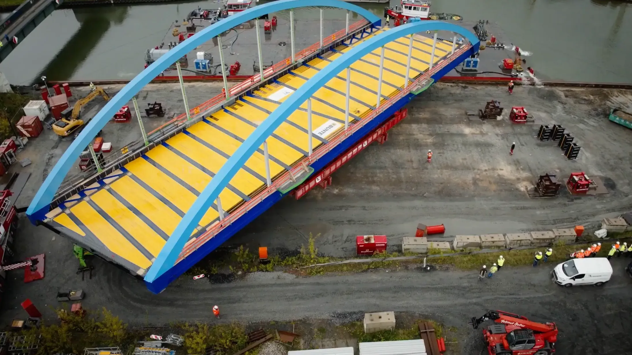 Fertig montierte Stahlbogenbrücke der Loeringhoff-Brücke auf Schwerlast-Transportern am Dortmund-Ems-Kanal in Datteln