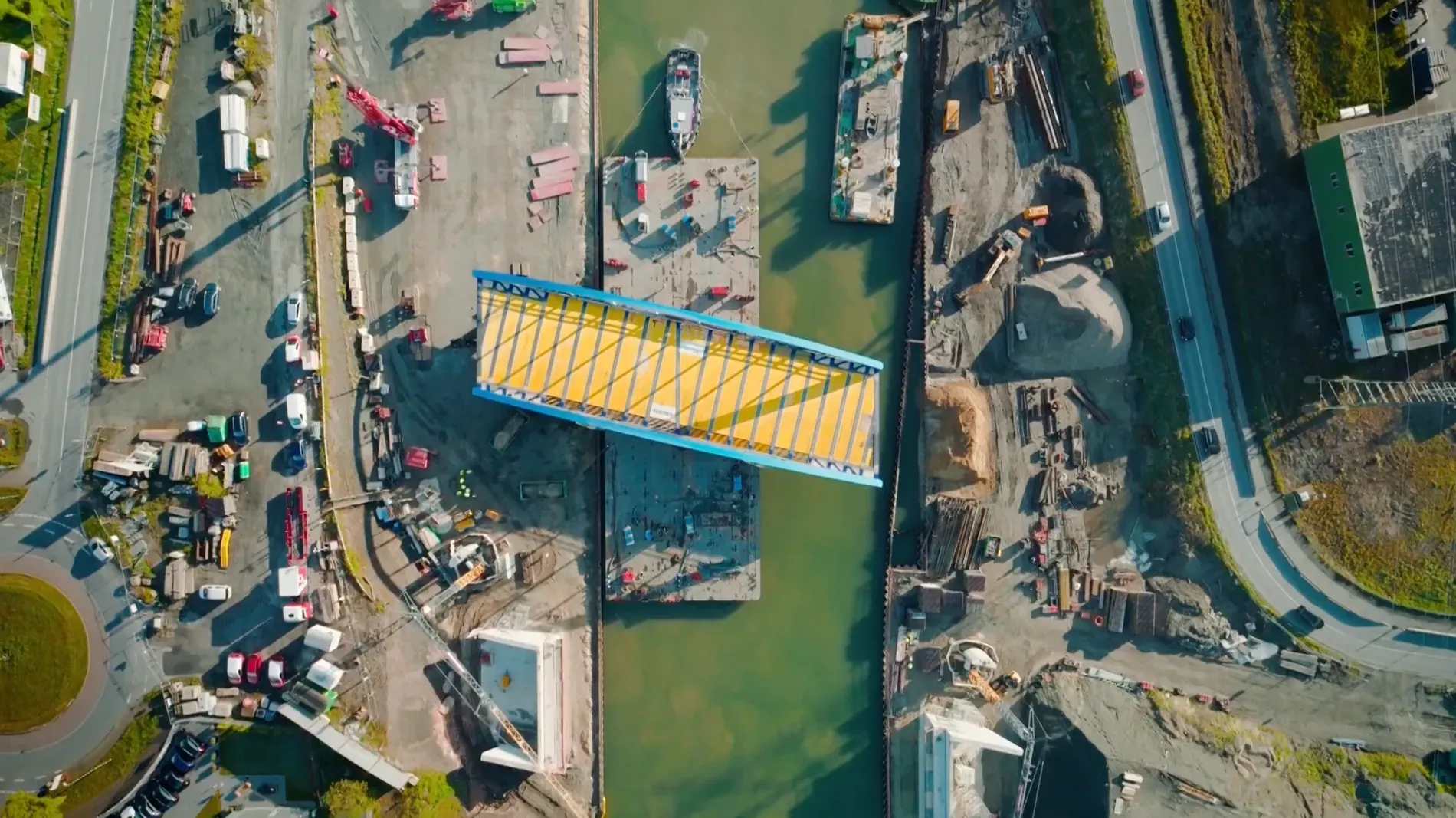 Luftaufnahme: Die reale Loeringhoff-Brücke quert auf Schwerlast-Transportern den Dortmund-Ems-Kanal